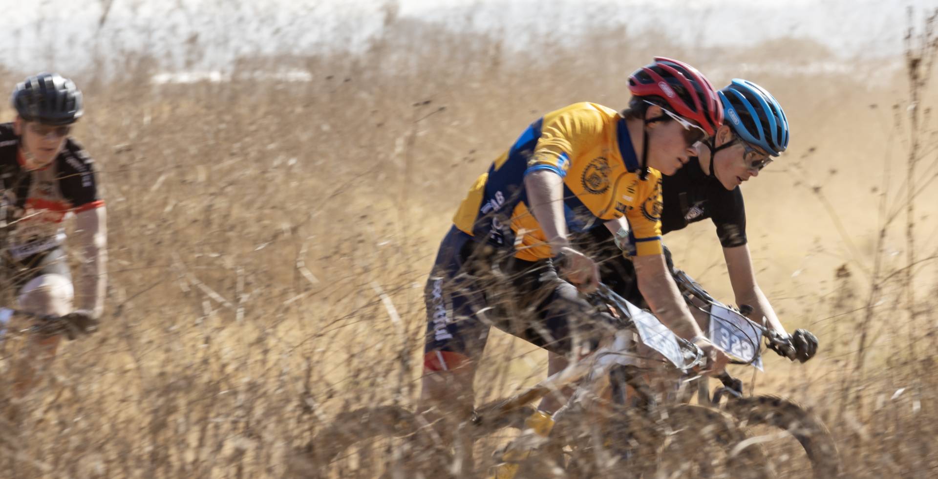 mtb riders dualling on course